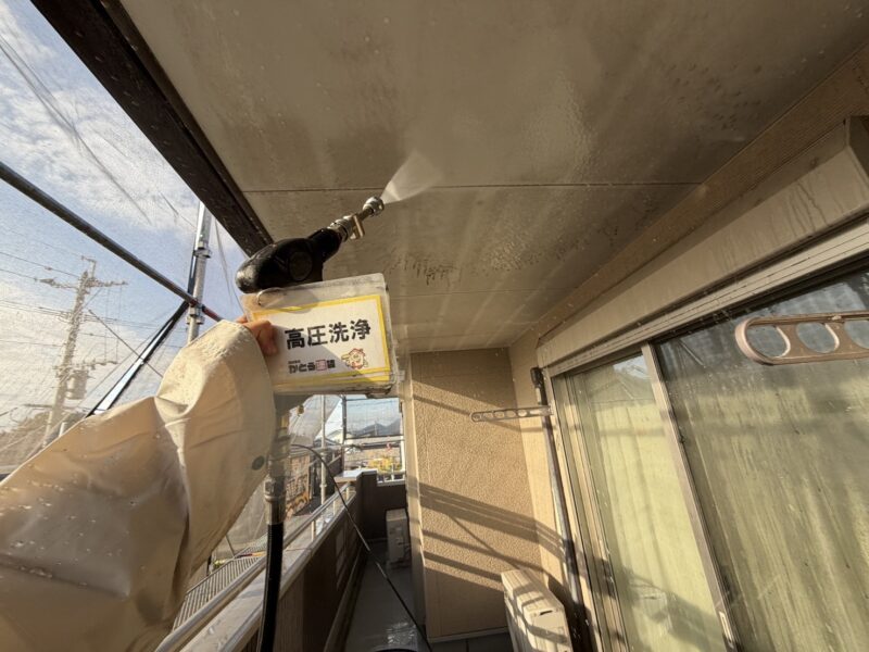 軒天の高圧洗浄の様子です。