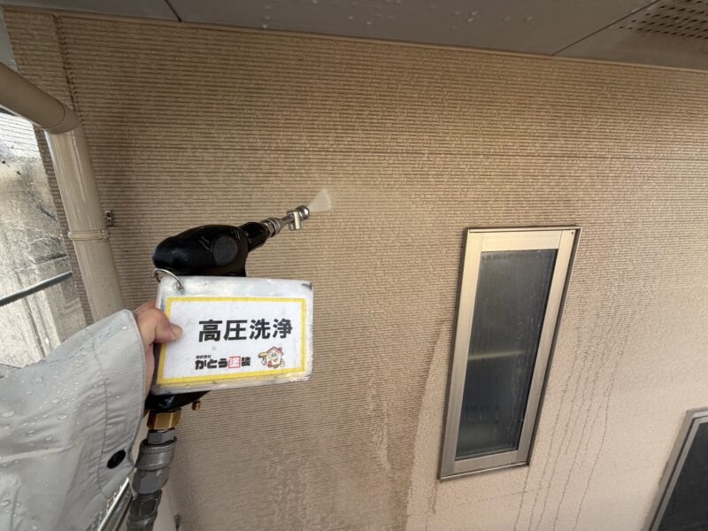外壁の高圧洗浄の様子です。