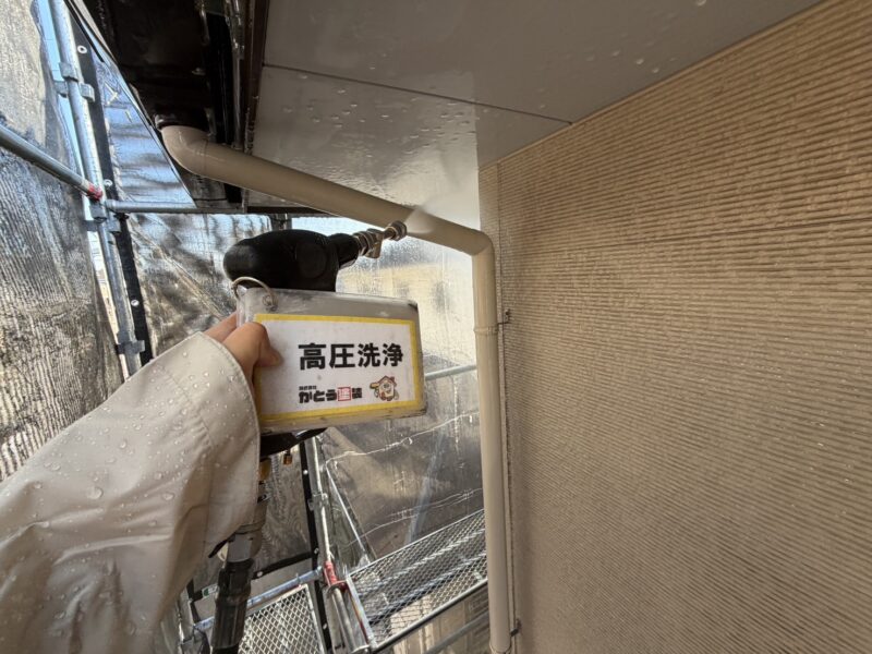 竪樋の高圧洗浄の様子です。