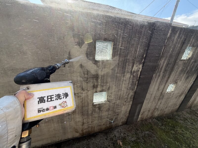 塀の高圧洗浄の様子です。<br />
気持ちが良いくらい汚れが落ちています。