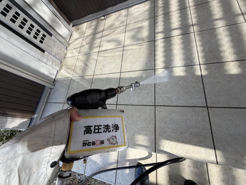 玄関周りもこの機会ですので綺麗に洗浄します。