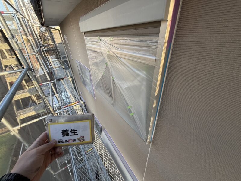 塗料の付着を防ぐため、しっかりと養生をおこないます。
