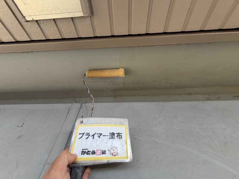防水層と下地の密着性を高め、剥がれを防ぐ必須の下塗り材です。