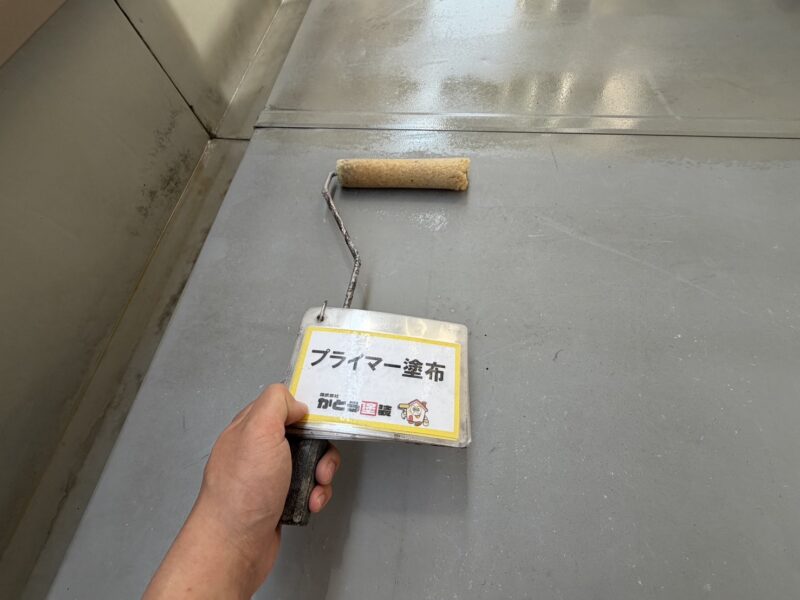バルコニーは防水工事をおこないます。<br />
プライマー塗布の様子です。