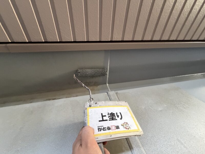 立ち上がり部分の防水層は、雨水が床面から壁へ浸透するのを防ぎ、建物の構造体を守る役割を果たします。