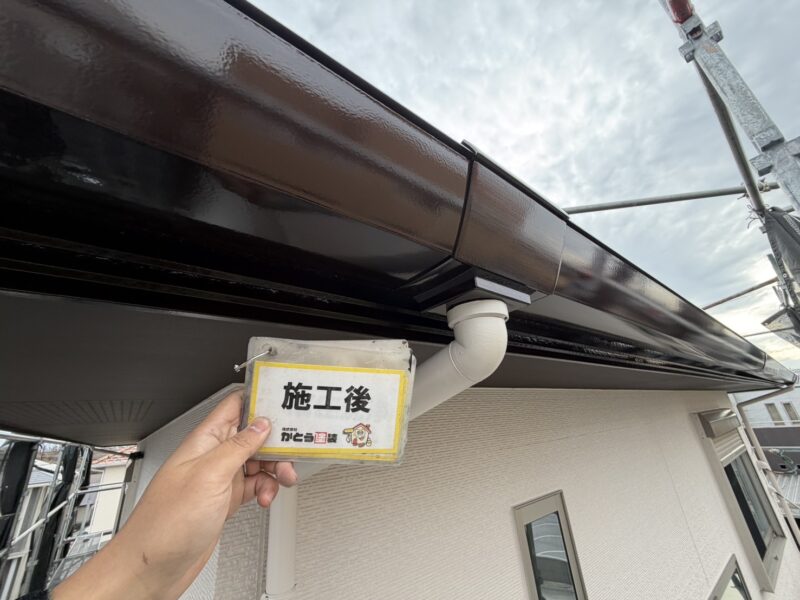 まるで新品のような艶感が蘇りました。<br />
濃い目のブラウンカラーで重すぎず、家全体を視覚的に引き締めてくれる効果があります。<br />
