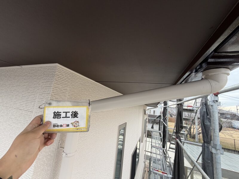竪樋は、外壁色に合わせてホワイトで仕上げています。<br />
全体の仕上がりをイメージし、付帯部の色も最適なカラーをご提案いたします。