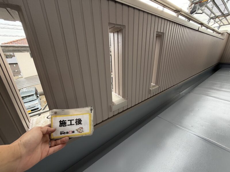 バルコニーの定期的なメンテナンスは非常に大切です。<br />
新しい塗膜が防水層を紫外線や雨風から守ってくれる役割があります。
