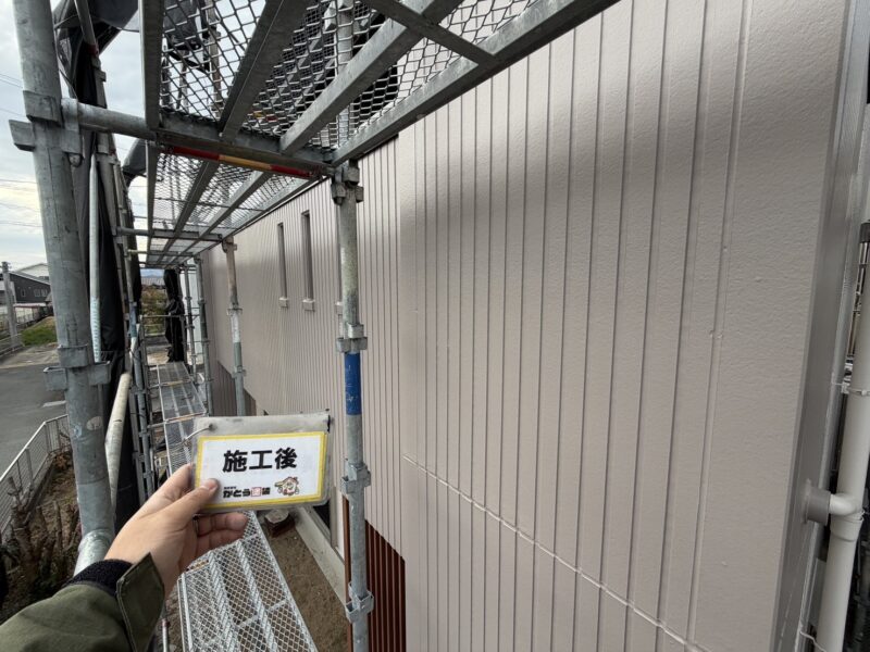 無機ならではの硬さに有機成分をハイブリッドし、ひび割れしにくい強靭な塗膜を形成します。