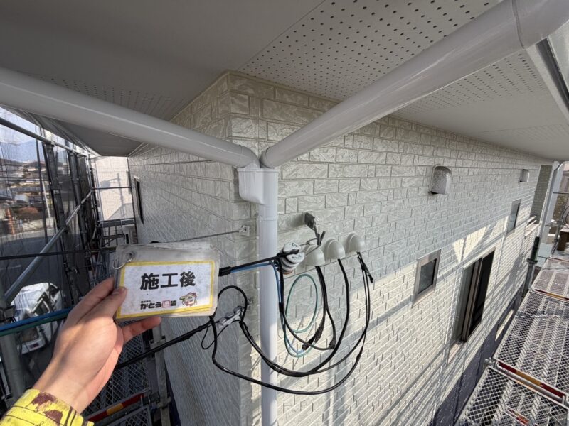 カーブしている箇所や外壁側の細かい部分も塗り残しがないよう丁寧に塗り替えました。
