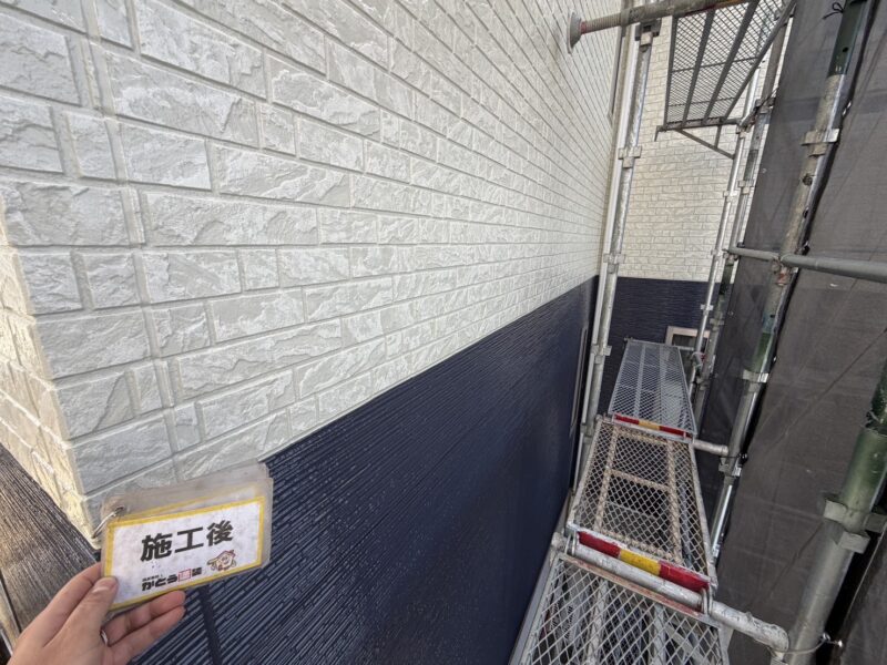 爽やかでスタイリッシュな北欧スタイルの外観になりました。<br />
配色のバランスが大切で、上部にホワイト、下部にネイビーを配置することで家全体に安定感が生まれます。