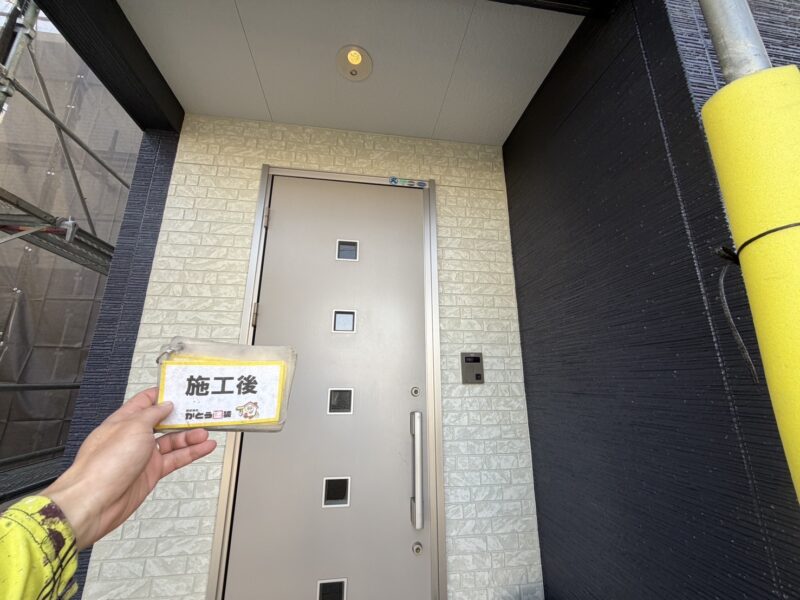 玄関周りのサイディングにもWB多彩仕上げ工法を採用し、白さ際立つ上品な仕上がりになりました。
