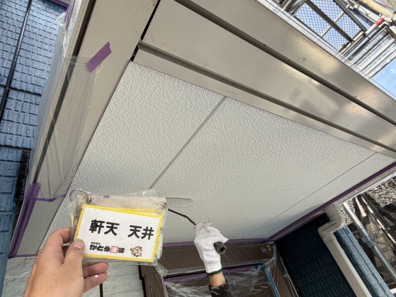 玄関天井の塗装の様子です。