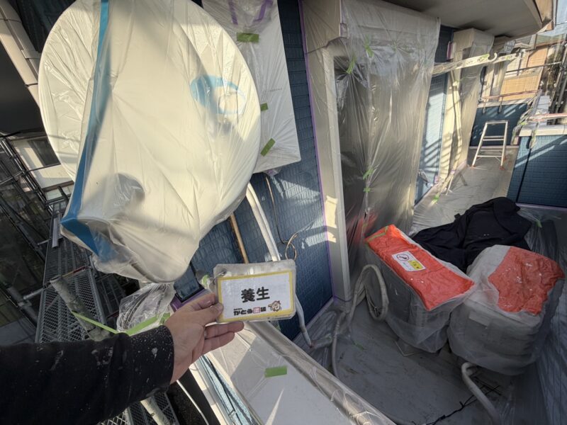 アンテナや室外機も養生します。