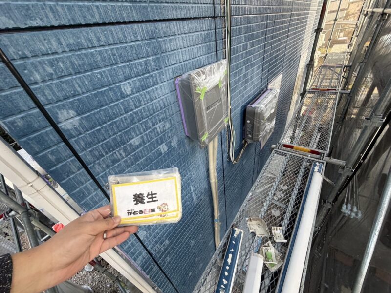 これから塗布する塗料の付着を防ぐため、しっかり養生をおこないます。