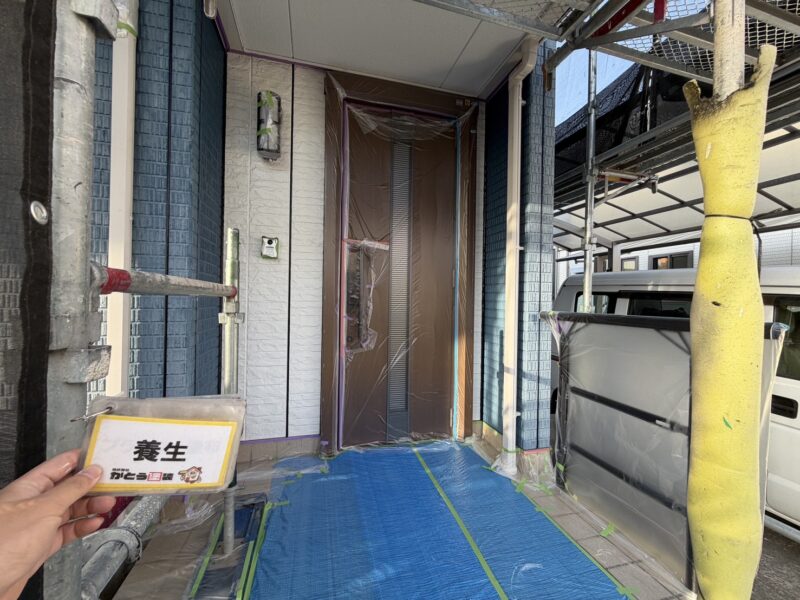 玄関周りは、滑りにくいシートで養生しているので滑る心配がなく、安心です。