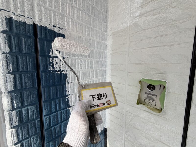 下塗りを丁寧にすることで、サイディング表面の劣化を調整し、上塗りの滑らかさを際立たせ、光沢のある美しい仕上げてくれます。