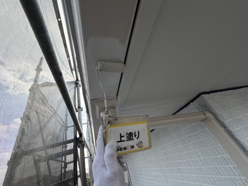 下側も塗り残しがないよう確認しながら、作業を進めていきます。