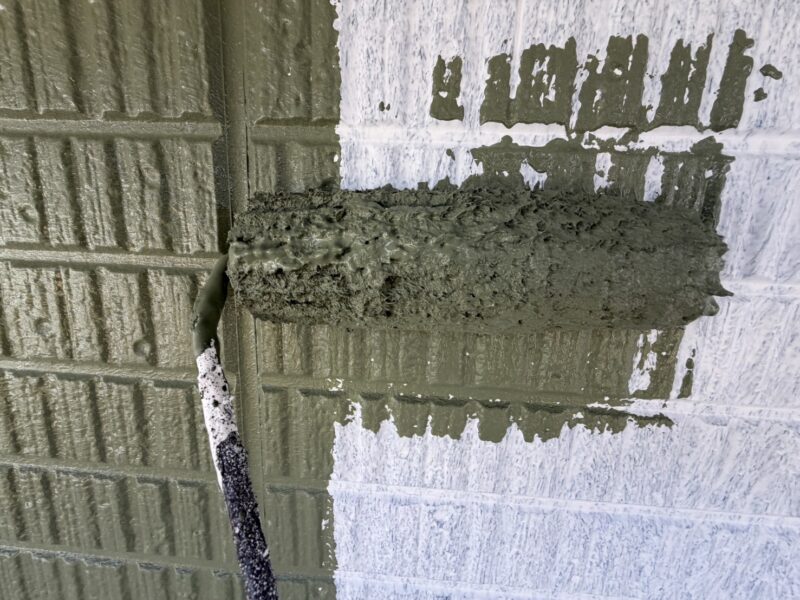 薄膜で熱の移動をコントロールし、夏季も冬季も効果を発揮する唯一の断熱塗料GAINAを使用しています。