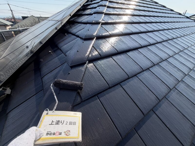 耐候性の高さに加え、遮熱効果がありますので、<br />
夏場の屋根の温度を抑え、<br />
室内の温度上昇を防ぎます。