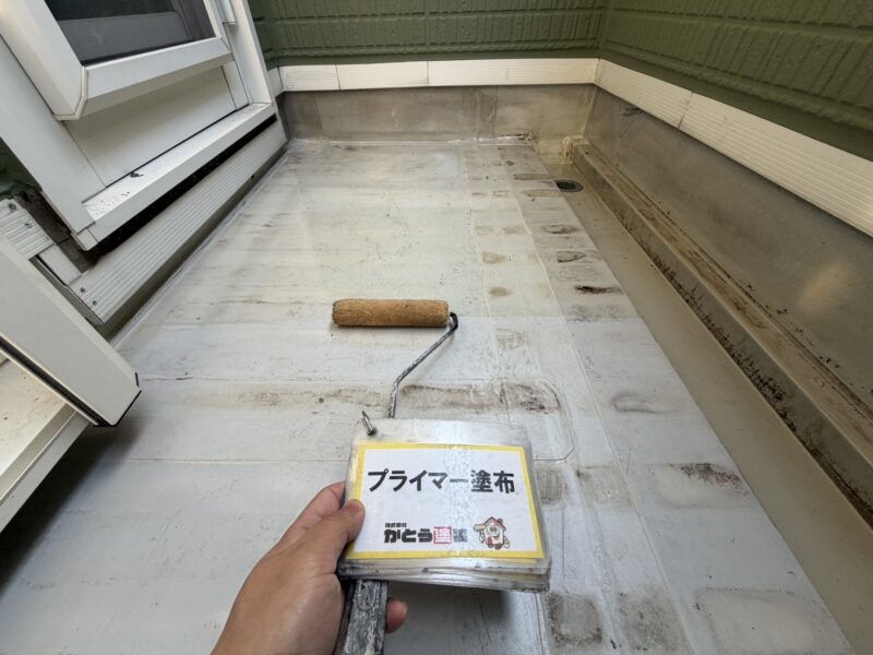 プライマー塗布の様子です。