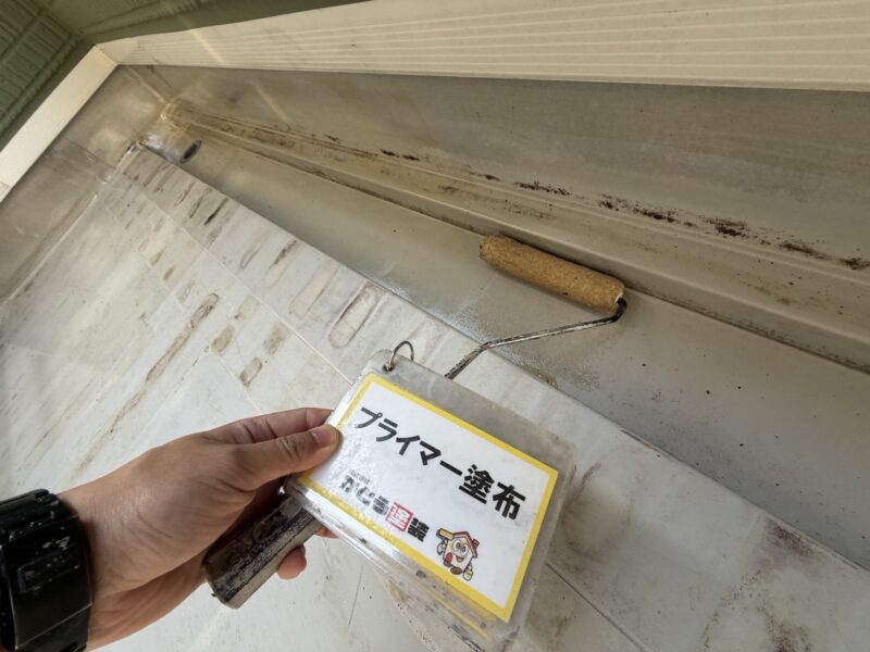 下地の密着性を高め、剥がれを防ぐ必須の下塗り作業です。