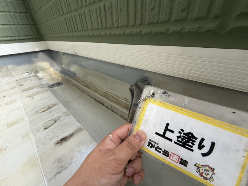 上塗りの様子です。<br />
立ち上がり部分は、ハケを使い丁寧に施工します。