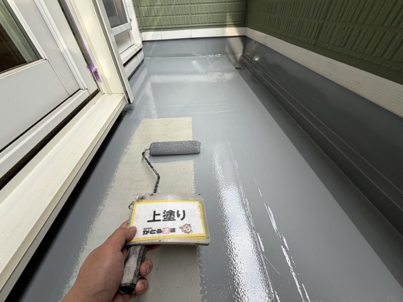 防水層を保護するトップコートを全面厚さを持たせながら、塗布して完成になります。