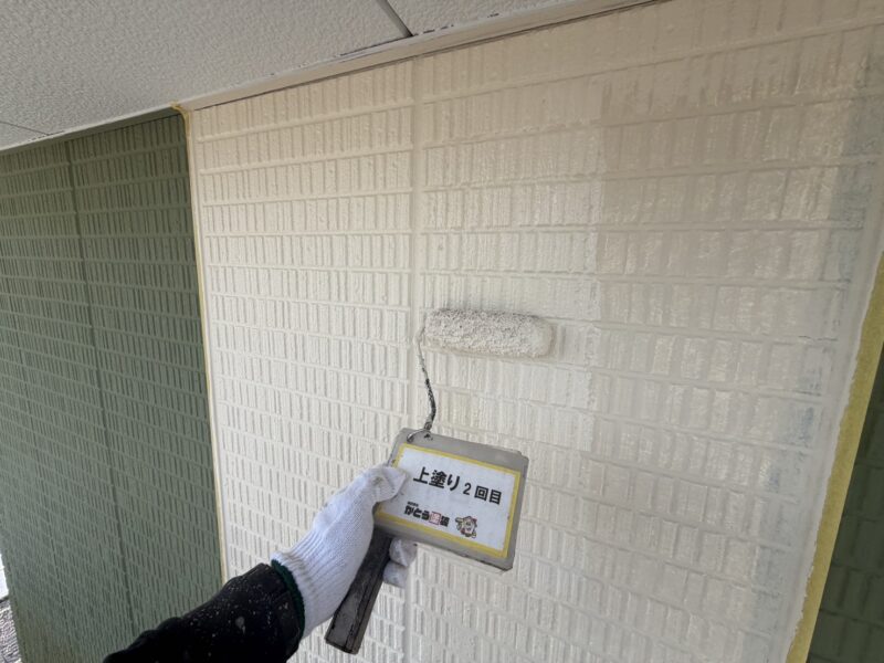 さらに塗料を塗り重ねることで、強靭な塗膜を形成することができます。