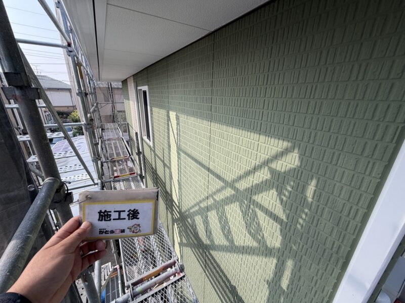 緑系の外壁は砂ぼこりや雨だれなどの汚れがついても色と同化しやすく、汚れが目立ちにくい特徴があります。