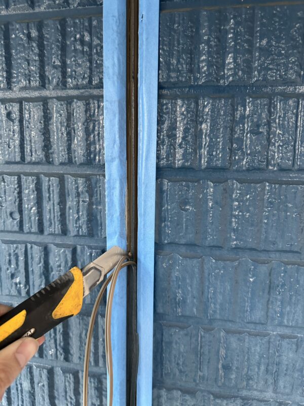 カッターを使い、外壁を傷つけないよう注意しながら作業を進めます。