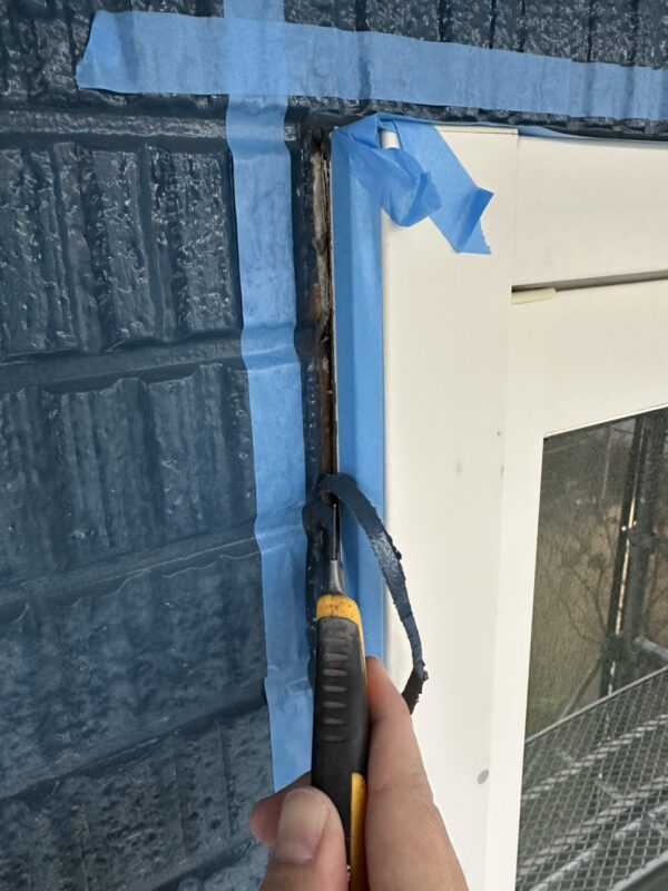 既存のシーリング材を撤去していきます。