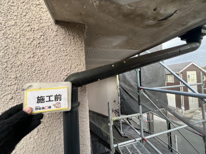 雨樋は色褪せてしまい、鉄部らしい艶感は全くありませんでした。