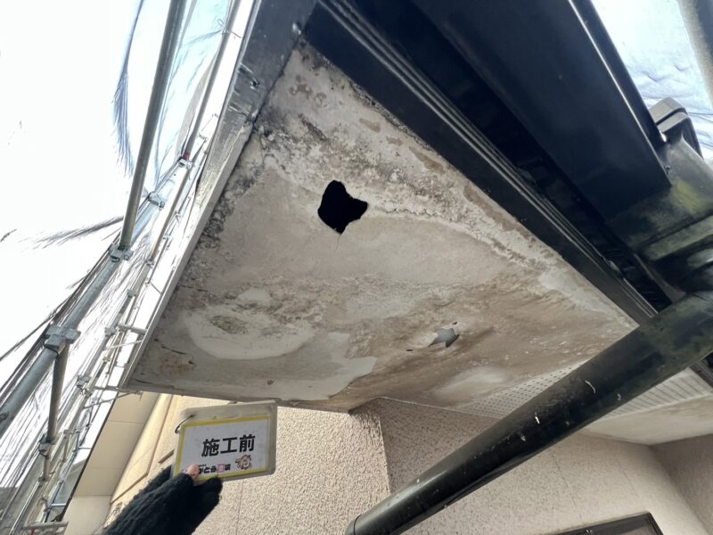 内部に雨水が浸入した形跡がありました。<br />
穴も開いてしまっていました。