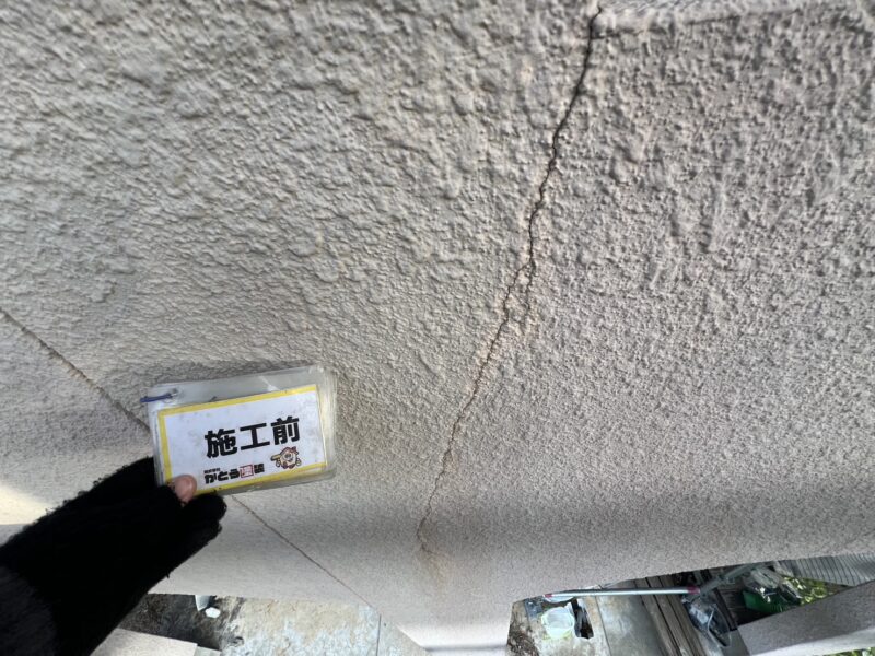 地震などの影響でひび割れが生じていました。<br />
大きなひび割れは放置せず、早急に対処した方が安心です。