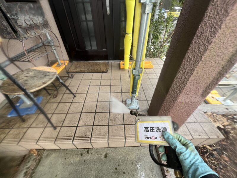 玄関周りもこの機会ですので、洗浄をおこないます。