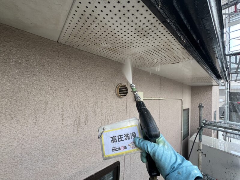 軒天の高圧洗浄の様子です。