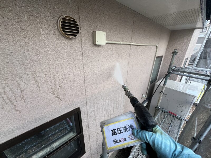 外壁の高圧洗浄の様子です。
