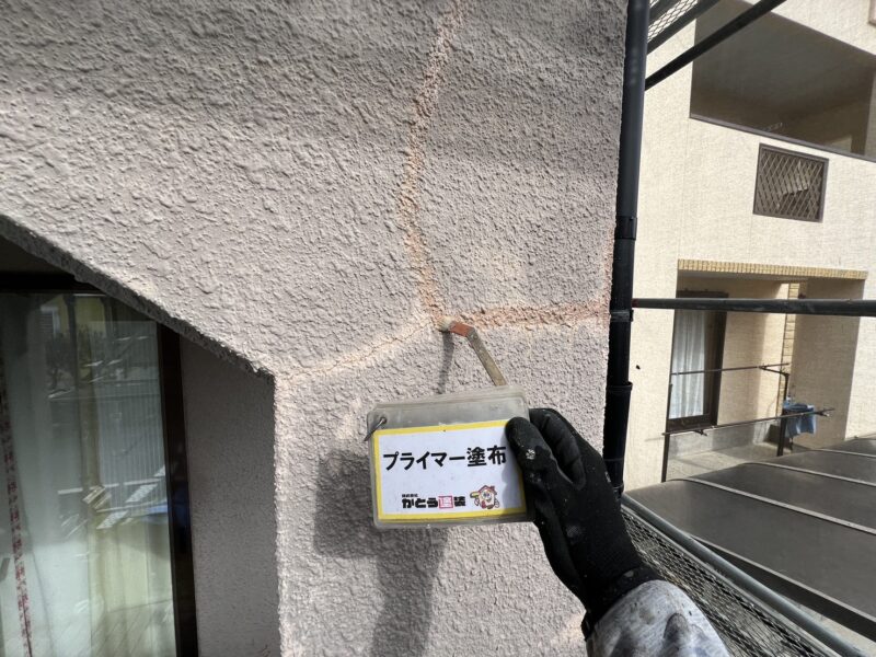 外壁のひび割れ補修をおこないます。<br />
プライマー塗布の様子です。