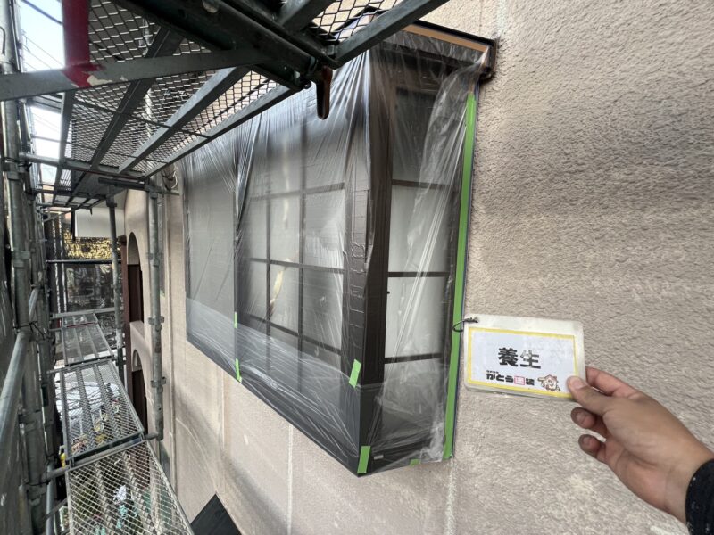 塗料が付着しないように隙間なく養生をおこないます。