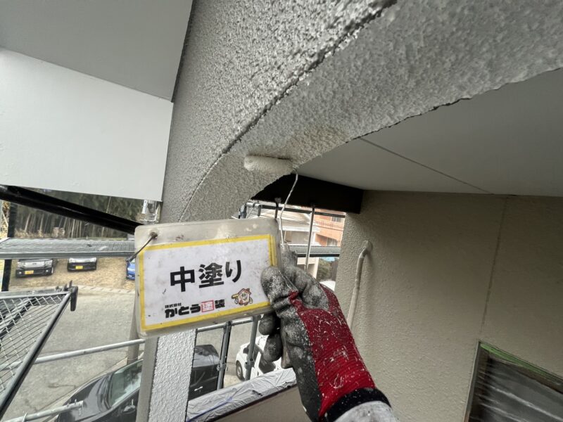 アーチ状になっている箇所は、小さなローラーを使い施工しています。