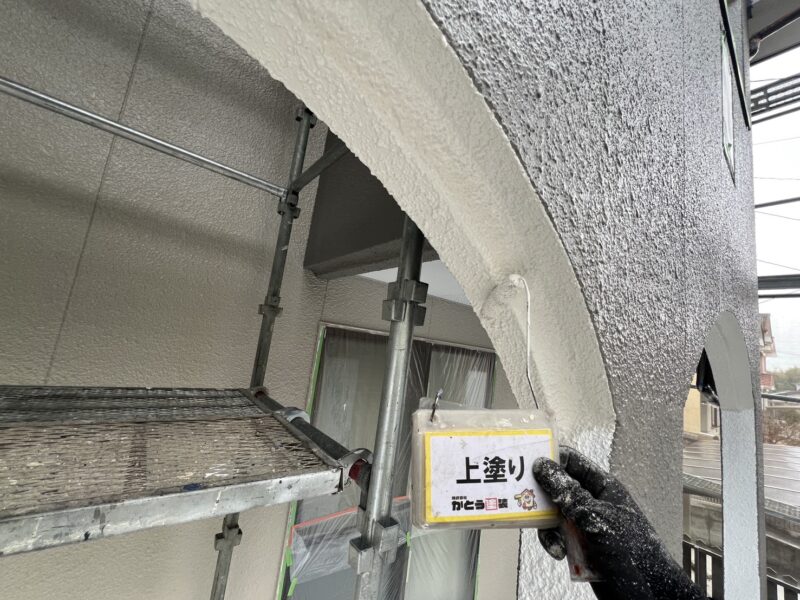 塗り残しがないよう確認しながら、作業を進めていきます。