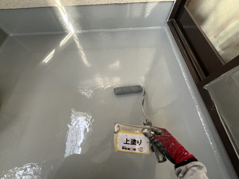 仕上げに防水層をコーティングし、表面を保護します。
