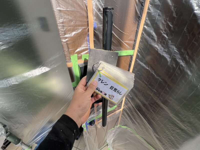 玄関扉の取っ手塗装をおこないます。<br />
まずはケレンをし、下地を平坦にします。