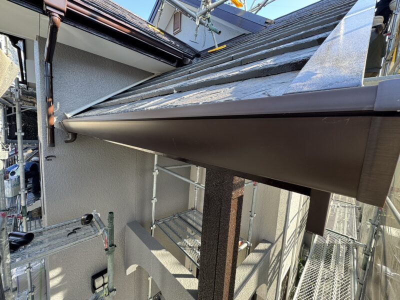 新しい軒樋を取り付けます。