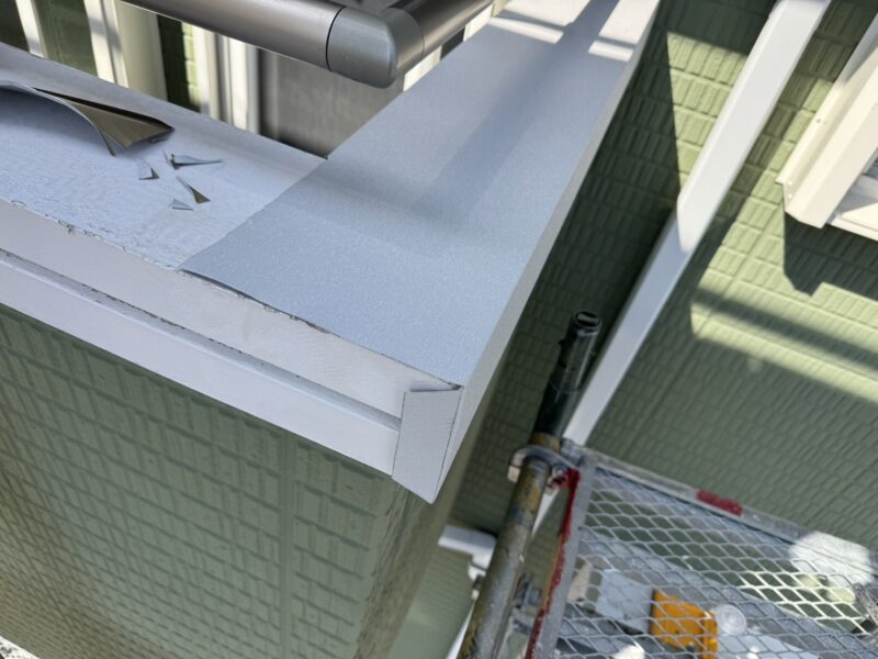 雨漏りしやすいバルコニー笠木に板金を取り付けていきます。