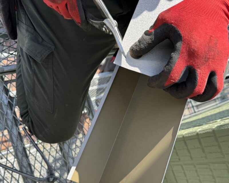 サイズに合わせて手作業で加工・カットしています。