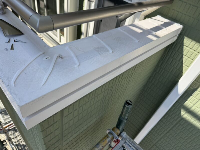 シーリングを塗布し、新しい板金を取り付けます。