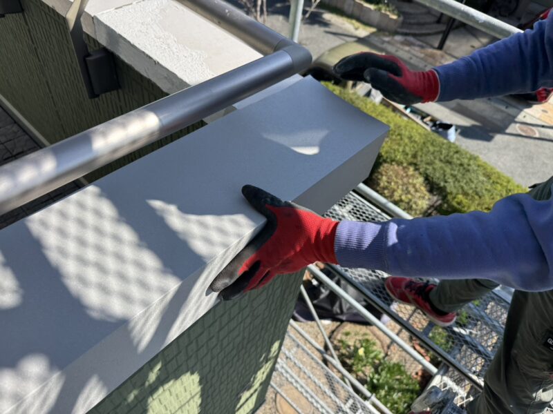 サイズが合っているか、浮いていないかなど確認しながら設置していきます。