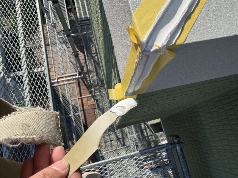 板金のつなぎ目は、内部に雨水が浸入しないようにシーリングで対処します。